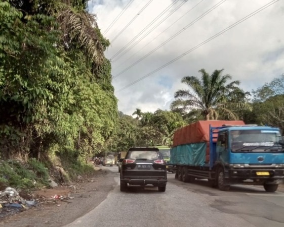 TETAP WASPADA— Kondisi jalan rusak harus diwaspadai pada beberapa titik di Jalinsum berpotensi mengundang kecelakaan lalu lintas atau kerusakan kendaraan akibat terperosok.