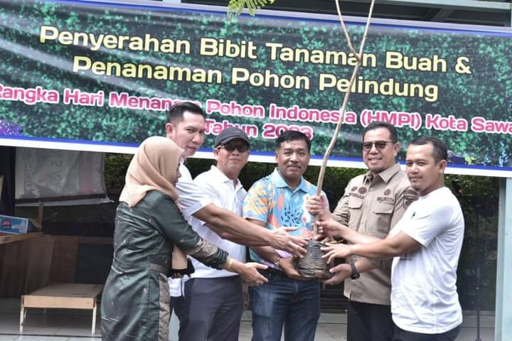 BANTUAN BIBIT POHON— Pj Wali Kota Sawahlunto  Zefnihan terima bibit bantuan pohon dari PTBA.