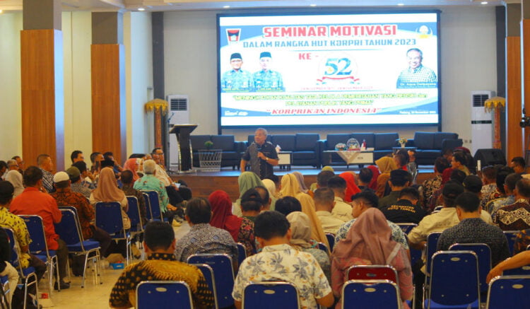 SEMINAR MOTIVASI—  Motivator kenamaan Dr. Aqua Dwipayana, S.I.Kom memberikan seminar motivasi kepada Kepala OPD beserta Lurah di lingkungan Pemko Padang, Kamis (30/11), di Gedung Bagindo Aziz Chan Youth Center.