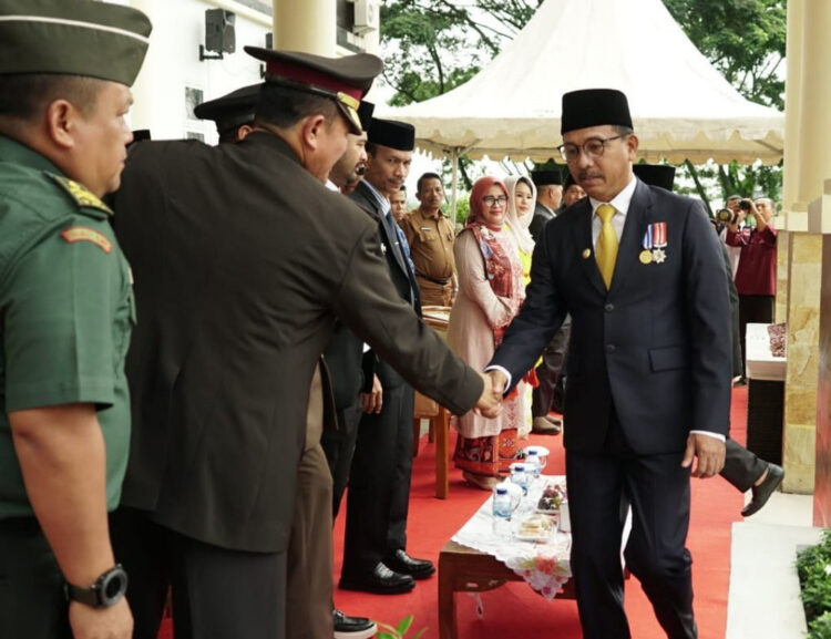 PERINGATAN HBN— Bupati Solok Selatan Khairunas salami para pejabat di Kabupaten Solsel usai menjadi Inspektur upacara HBN.