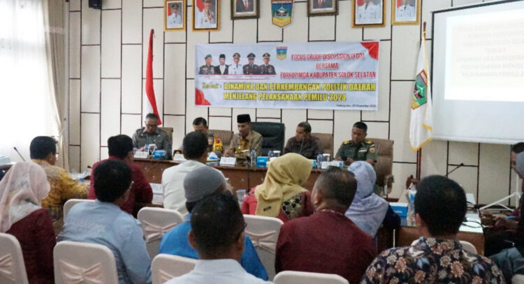 PEMBUKAAN FGD— Wakil Bupati Solok Selatan H Yulian Efi memberikan sambutan  saat membuka acara FGD.