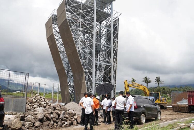 TINJAU PEMBANGUNAN SC— Pj  Wali Kota Padang Panjang Sonny Budaya Putra, meninjau pengerjaan pembangunan Sport Center (SC) yang terletak di Sago, Kelurahan Ngalau, Kecamatan Padang Panjang Timur, Rabu (27/12).