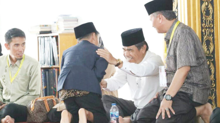 BERI SELAMAT—  Sekda Bukittinggi Martias Wanto memberikan selamat kepada kafilah Bukittinggi yang meraih prestasi di ajang MTQN Sumbar ke-40 di Solok Selatan.