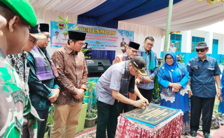 PENANDATANGAN PRASASTI— Wako Padang Hendri Septa menandatangani prasasti peresmian gedung baru SMPN 47 Padang, di Kelurahan Piai Tanah Sirah Kecamatan Lubuk Begalung, Kamis (28/12).