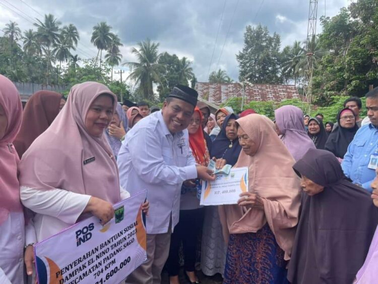 BANTUAN— Bupati Padangpariaman Suhatri Bur, serahkan bantuan untuk 704 warga Kecamatan Padang Sago, Kabupaten Padangpariaman yang terdampak iklim el nino.