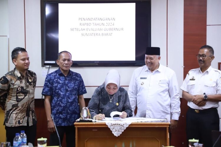 TEKEN RAPB—Disaksikan Wako Solok Zul Elfuian,  Ketua DPRD Kota Solok Hj. Nurnisma tekan RAPBN 2024.