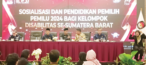 SOSIALISASI— KPU Provinsi Sumbar menggelar Sosialisasi Pendidikan Pemilih bagi penyandang disabilitas di Sumbar yang tergabung dalam Persatuan Penyandang Disabilitas Indonesia (PPDI), Selasa (26/12).