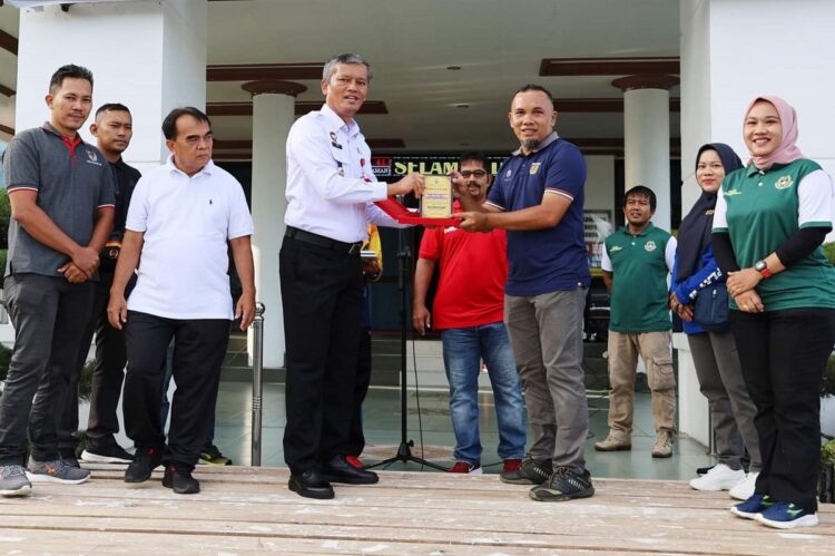 SERAHKAN PENGHARGAAN— Pj Wali Kota Pariaman, Roberia, serahkan pengharaagn pada  Kepala Desa Sikapak Timur, Kecamatan Pariaman Utara, Syawirman.