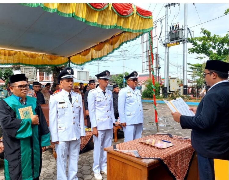 PELANTIKAN WALI NAGARI— Camat Lubuak Aluang Dion Pranata, saat  melantik 3 orang Pj Wali Nagari di Kecamatan Lubuk Alung, Kabupaten Padangpariaman.