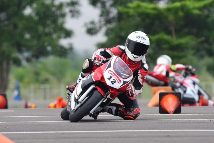 PEMBINAAN— Calon-calon pebalap dunia yang masih berusia 11-14 tahun menjalani pembinaan oleh Astra Honda Racing School (AHRS) 2023 di AHM Safety Riding & Training Center Deltamas.