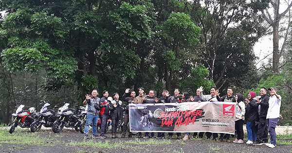 JELAJAH ALAM— Honda Hayati menggelar kegiatan “Jelajah Misteri Dua Alam” bnersama komunitas motor sport Sumbar.