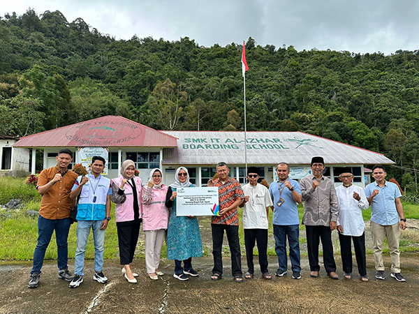 bantuan --Penyerahan bantuan diberikan oleh PLN melalui Yayasan Insan Kamang Cendekia pada Rabu (27/12).