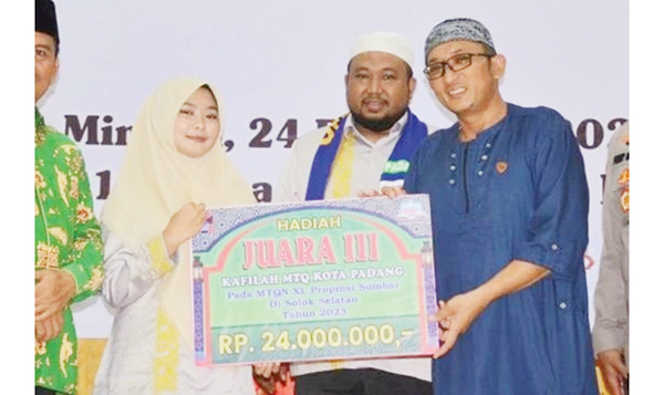 SERAHKAN BONUS— Wali Kota Padang Hendri Septa menyerahkan reward atau bonus bagi kafilah Kota Padang yang berprestasi di dalam gelaran MTQN Tingkat Sumbar ke-40, di Palanta kediaman resmi Wali Kota Padang, akhir pekan lalu.