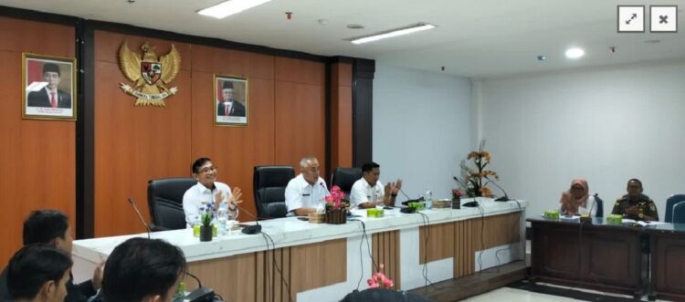 FGD— Pj Sekda Sijunjung, Endi Nazir membuka FGD persiapan penyusunan Sijunjung dalam angka tahun 2024 dan diseminasi hasil Sensus Pertanian 2023.