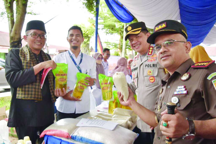 TINJAU PASAR MURAH— Wali Kota Padang Hendri Septa bersama Kapolresta Padang Kombes Pol Ferry Harahap, Kajari Padang M. Fatria, meninjau pelaksanaan pasar murah yang diadakan di halaman kantor Camat Nanggalo.