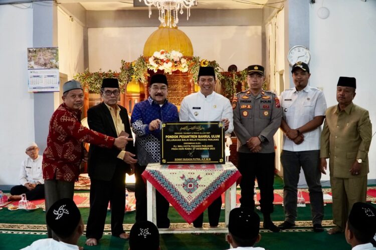 RESMIKAN PONPES— Pj Wako Sonny Budaya Putra, meresmikan Pondok Pesantren (Ponpes) Bahrul Ulum, di Jalan Adam BB, Masjid Syathariyah, Kelurahan Balai-Balai, Rabu (27/12).