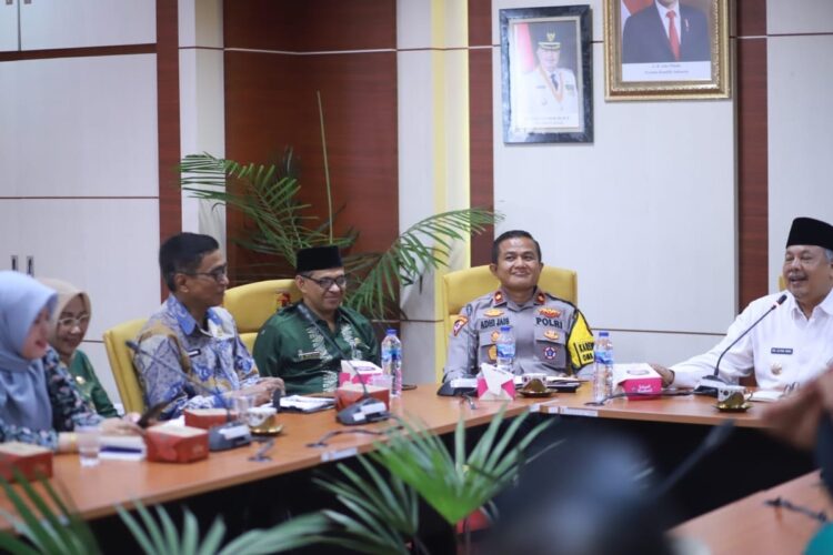 PIMPIN RAPAT AKHIR TAHUN— Wali Kota Solok, H.Zul Elfian Umar memimpin Rapat Koordinasi (Rakor) bersama Forum Komunikasi Pimpinan Daerah (Forkopimda) Kota Solok, di Ruang Rapat Zahirmi Azis Lantai 2 Balaikota Solok, Jumat (22/12).