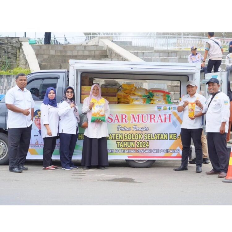 BAZAR PASAR MURAH—Hari Ulang Tahun (HUT) ke-20 Kabupaten Solok Selatan, pemerintah menggelar berbagai kegiatan untuk memeriahkannya, diantaranya bazar pasar murah, Rabu (3/1).