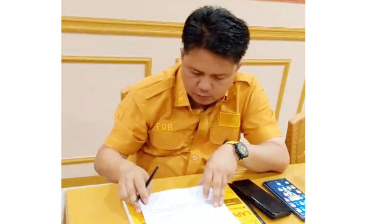 TEKEN— Ketua Hanura Sumbar Febby Dt Bangso saat meneken pakta integritas bersama semua Caleg DPR RI, Caleg DPRD Sumbar dan Caleg DPRD Kota dan Kabupaten dari Partai Hanura.