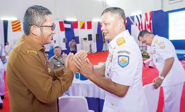 HADIRI SERTIJAB— Wako Padang Hendri Septa bersalaman dengan Danlantamal II Padang yang baru dilantik, Laksamana Pertama TNI Syufenri, di Mako Lantamal II Padang, Senin (8/1).