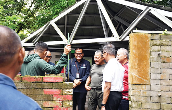 RUMAH CONTOH SEPABLOCK— Danrem 032/Wirabraja, Brigjen TNI Rayen Obersyl, didampingi Dirut PT Semen Padang, Indrieffouny Indra dan Direktur Keuangan & Umum, Oktoweri, melihat langsung rumah contoh yang dibangun menggunakan Semen Padang Bata Interlock (Sepablock), di kawasan Club House Lapangan Golf PT Semen Padang.