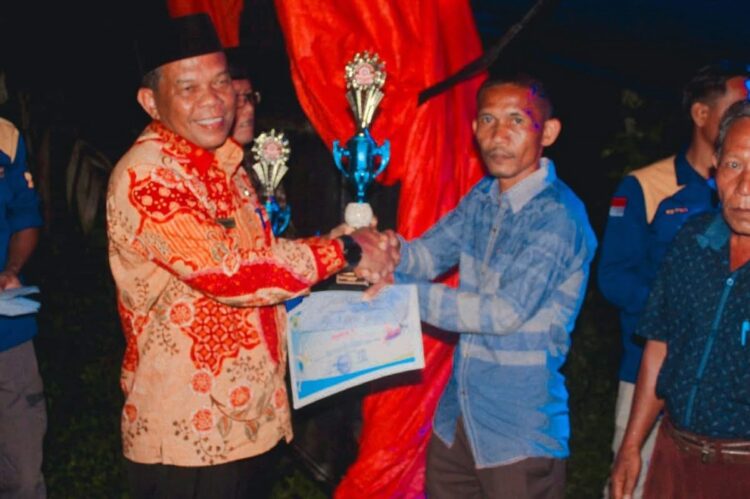 SERAHKAN PIALA— Wabup Rahmang saat serahkan piala saat penutupan kegiatan Pornag.