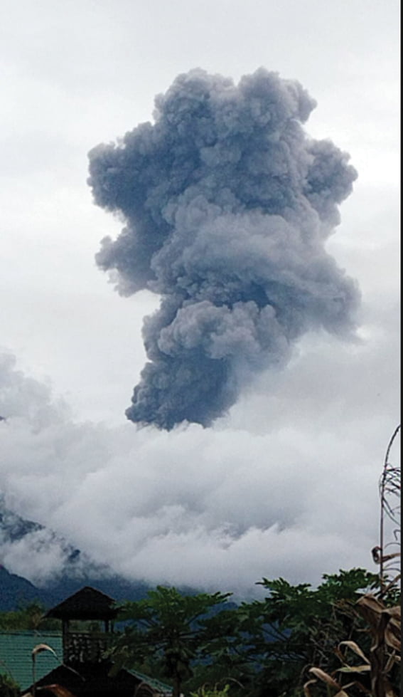 GUNUNG MARAPI— Gunung Marapi (2.891) mdpl belum berhenti erupsi hingga hari ini. Terakhir gunung berstatus siaga itu meletus di saat waktu subuh diiringi suara dentuman.