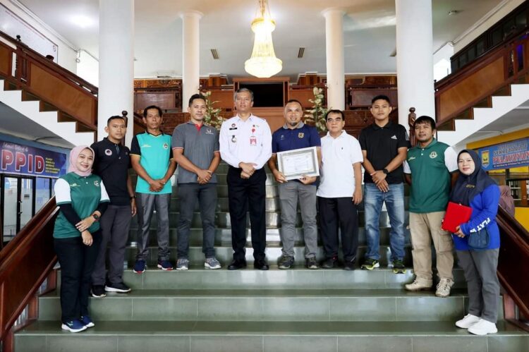 FOTO BERSAMA— Pj Wako Pariaman Roberia berfoto bersama dengan Kepala Desa yang menerima penghargaan.