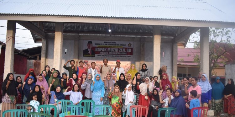 FOTO BERSAMA—Anggota DPRD Kota Padang Muzni Zen,SH dengan masyarakat di Mangis Perumnas Belimbing, Kelurahan Kuranji, Kecamatan Kuranji, saat kegiatan Reses I tahun 2024 foto bersama.