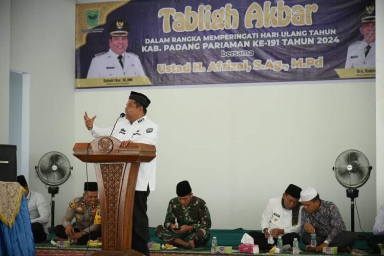 TABLIG AKBAR— Bupati Padangpariaman Suhatri Bur saat berikan sambutan dalam Tablig Akbar di Masjid IKK Parit Malintang.