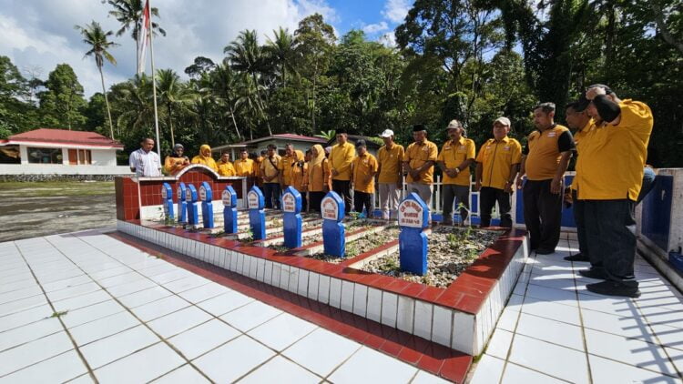 ZIARAH— Ketua dan jajaran pengurus DPC Partai Hanura Kabupaten Limapuluh Kota melakukan ziarah ke makam Suhadaq di Lurah Kincia Situjuah.