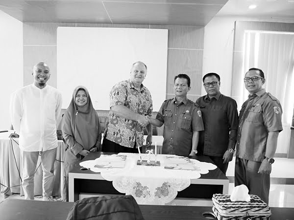 KUNJUNGAN PJI— Kepala Dinas Pendidikan Kota Solok dengan PJI diwakili Robert Gardiner, usai penadatanganan kontrak kerja sama mengenai Paket Program Cha-Ching Curriculum.