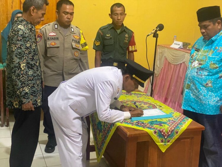 SERAH TERIMA JABATAN— Bupati Padangpariaman Suhatri Bur  melantik Buyung Rayo sebagai Camat V Koto Timur serta serah terima jabatan dengan camat yang lama.