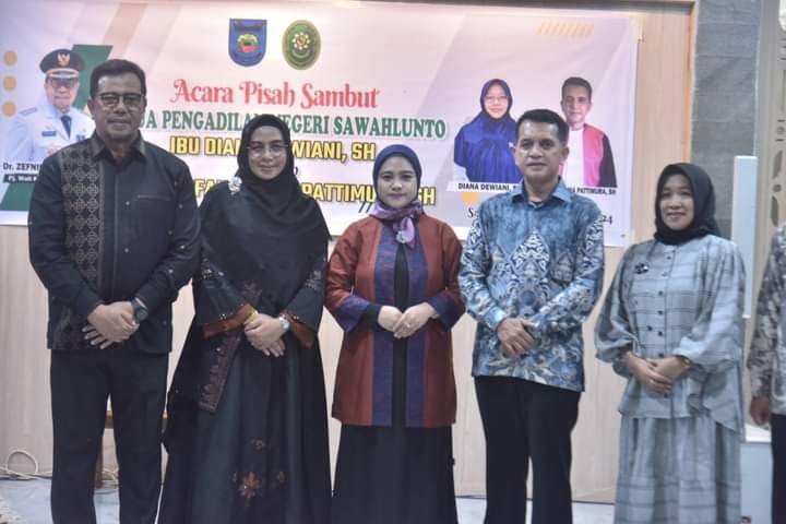 FOTO BERSAMA—Ketua Pengadilan Negeri (PN) Kota Sawahlunto Diana Dewiani usai serahkan jabatan pada Tofan Husma Pattimura foto bersama.