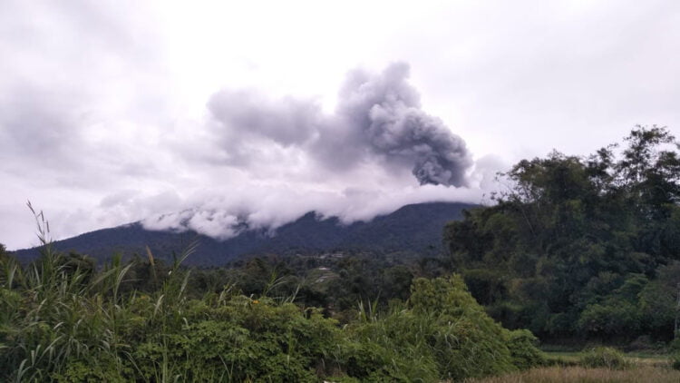 ERUPSI— Penampakan Gunung Marapi yang terus alami erupsi sejak awal Desember 2023 yang lalu.