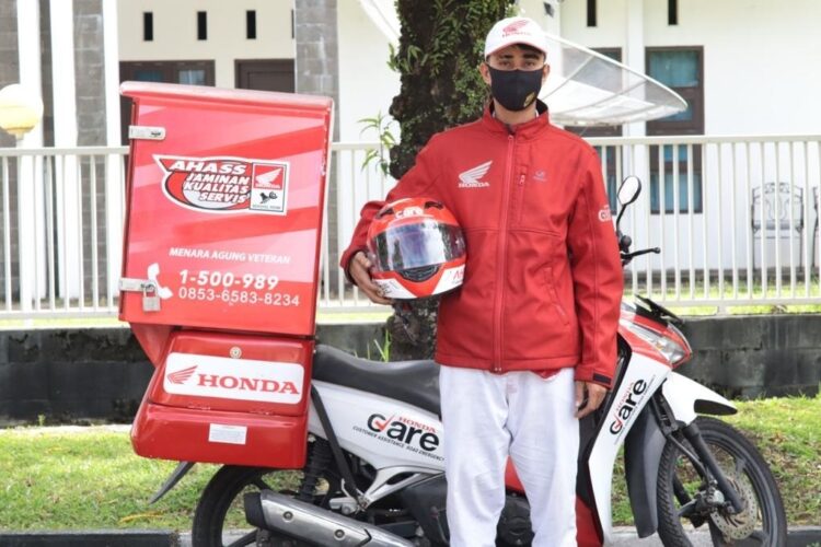 HONDA CARE— Mekanik Honda Care Menara Agung siap melayani konsumen yang mengalami kendala pada sepeda motornya.