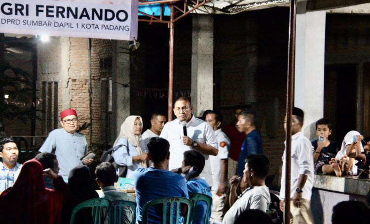 KAMPANYE DI KURANJI— Anggota DPR RI H Andre Rosiade, saat berkampanye di Kandang Gabuo, Kelurahan Korong Gadang, Kecamatan Kuranji, Kota Padang beberapa waktu lalu.