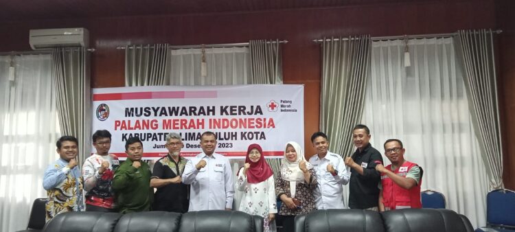 FOTO BERSAMA— Ketua PMI Nevi Safaruddin dan Pengurus, Kepala Markas serta staf foto bersama usai musyawarah kerja.