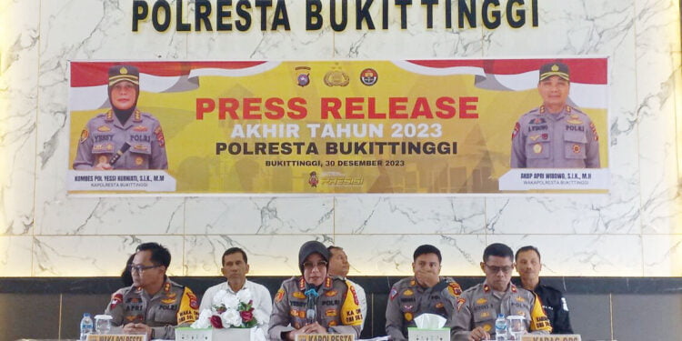 PRESS RELEASE— Kapolresta Bukittinggi, Kombes Pol Yessi Kurniati memaparkan kinerja jajarannya selama tahun 2023 dalam press release akhir tahun.