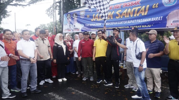 ANGKAT BENDERA—Wakil Bupati Pasaman Barat Risnawanto angkat bendera star jalan santai memeriahkan Hari Ulang Tahun (HUT) Kabupaten Pasaman Barat (Pasbar) ke-20 tahun 2024, Rabu (3/1).