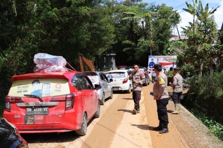 ATUR LALIN— Sejumlah personel Polres Solok sedang mengatur arus lalin pasca longsor di ruas jalan Sumatera Solok - Kerinci, Kemarin ruas jalan ini sudah bisa dilalui kembali oleh kendataan roda empat.