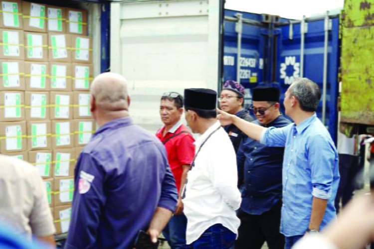 TINJAU LOGISTIK PEMILU— Ketua KPU Sumbar, Surya Efitrimen melakukan peninjauan logistik pemilu 2024 tahap 2 yang sudah tiba di Padang, Selasa pagi (9/1).