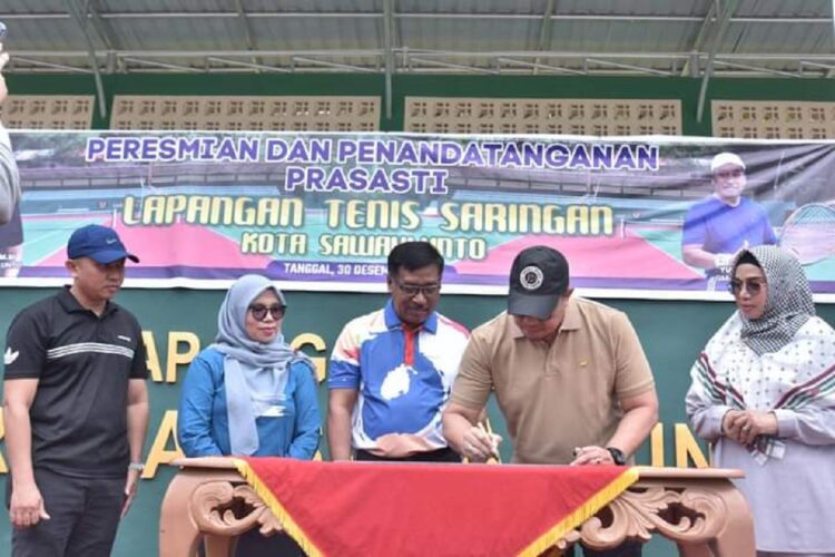 PERESMIAN LAPANGAN TENIS— Penjabat Wako Sawahlunto Zefnihan, meresmikan lapangan tenis yang sudah direnovasi PT Bukit Asam melalui program Corporate Social Responsibility (CSR), Sabtu (30/12).