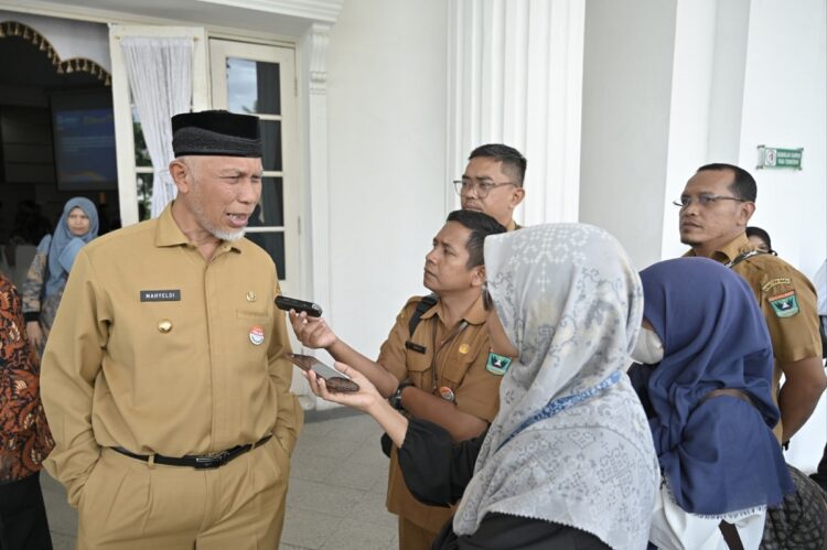 CARIKAN SOLUSI— Gubernur Sumbar, Mahyeldi Ansharulllah memberikan keterangan pers, terkait persoalan TPA Regional Payakumbuh yang hingga kini belum bisa dibuka akibat longsor, Senin (8/1), di Istana Gubernur.