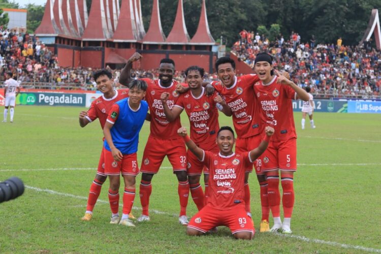 SELEBRASI— Selebrasi pemain Semen Padang FC usai mencetak gol ke gawang Persiraja pada laga terakhir penyisihan Grup 1 Pegadaian Liga 2 2023/2024 di Stadion GOR H. Agus Salim Padang, Minggu (17/12) sore.