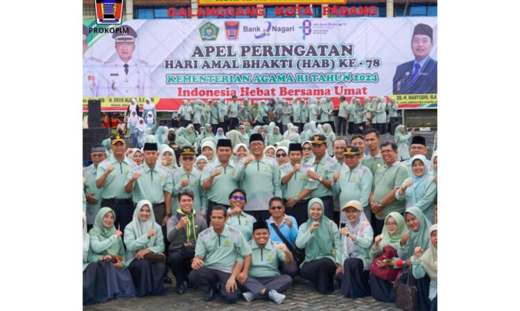 FOTO BERSAMA— Wali Kota Padang Hendri Septa, Kepala Kantor Kemenag Kota Padang Edi Oktaviandi berfoto bersama dengan jajaran ASN Kemenag, usai apel peringatan HAB Kementerian Agama ke-78, di Galanggang Balaikota Padang Aiepacah.