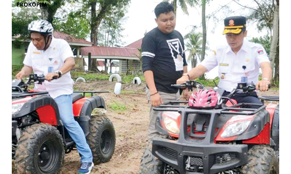 JAJAL MOTOR ATV— Wawako Padang Ekos Albar bersama Kepala Dishub Kota Padang Yudi Indra Sani, menaiki motor ATV yang menjadi salah satu wahana permainan yang ada di objek wisata Pantai Pasir Jambak.