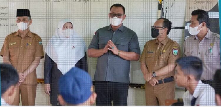 BAGIKAN MASKER— Pj Sekdako Padang Panjang, Winarno, Ketua DPRD, Mardiansyah, Pj Ketua TP-PKK, Sri Hidayani bersama beberapa pimpinan DPRD dan pejabat di lingkungan Pemko memberikan masker di berbagai sekolah, Senin (8/1).