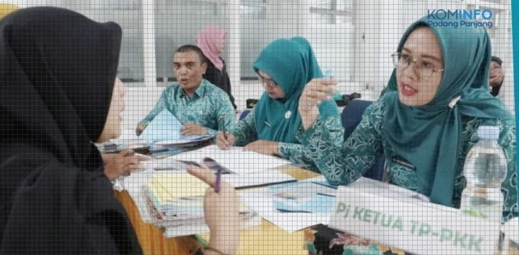 LOMBA KADER DASAWISMA— Pelombaan Kader Dasawisma Berprestasi Tingkat Kota Padang Panjang digelar di aula Dinas Sosial Pengendalian Penduduk, Keluarga Berencana, Pemberdayaan Perempuan dan Perlindungan Anak (DSPPKBPPPA), Rabu (10/1).