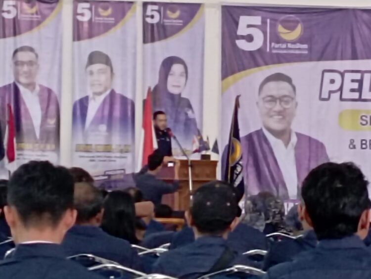 Ketua DPW Nasdem Sumbar Fadli Amran saat berorasi ketika pelantikan DPRT se Tanahdatar di Gedung Nasional Maharajo Dirajo, Batusangkar, Senin siang. (chandra antoni)